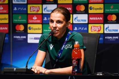Stephanie Frappart: "El fútbol es igual para hombres y mujeres" Stephanie Frappart: "El fútbol es igual para hombres y mujeres"