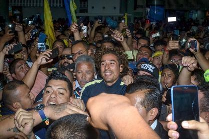 Guillermo Ochoa provoca caos en su llegada a México para jugar con el América Guillermo Ochoa provoca caos en su llegada a México para jugar con el América
