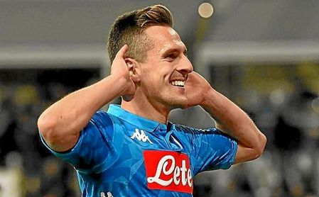 Milik celebra un gol con el Nápoles. Milik celebra un gol con el Nápoles.