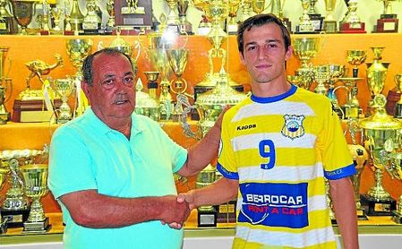 Pablo posa con el presidente coriano, Manuel Romero Pacheco. Pablo posa con el presidente coriano, Manuel Romero Pacheco.