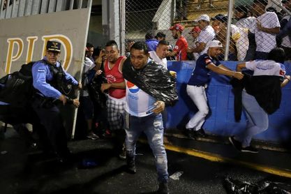 Sube a 4 la cifra de muertos tras el ataque al autobús de un equipo de fútbol hondureño Sube a 4 la cifra de muertos tras el ataque al autobús de un equipo de fútbol hondureño