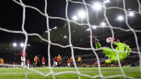 Pogba recibe insultos racistas por el penalti fallado ante el Wolves Pogba recibe insultos racistas por el penalti fallado ante el Wolves