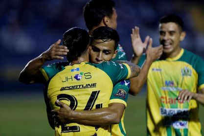 2-1. Comunicaciones, del argentino Tapia, remonta y vence al Guastatoya 2-1. Comunicaciones, del argentino Tapia, remonta y vence al Guastatoya