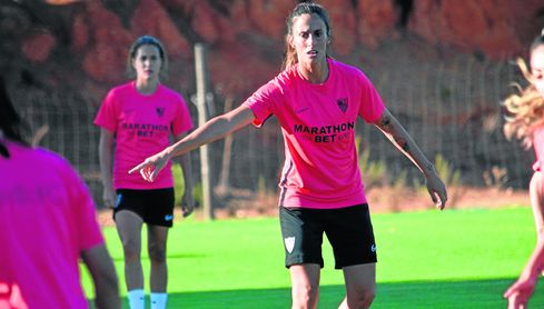 Maite albarrán da indicaciones a sus compañeras durante un entrenamiento Maite albarrán da indicaciones a sus compañeras durante un entrenamiento