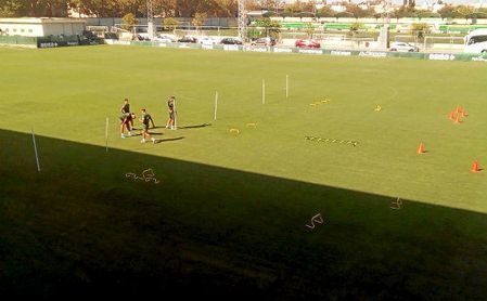 Los descartados para Barcelona se entrenan en la ciudad deportiva del Betis. Los descartados para Barcelona se entrenan en la ciudad deportiva del Betis.
