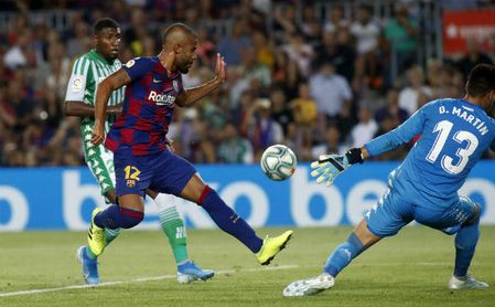 Rafinha intenta rematar un balón en el Barça-Betis. Rafinha intenta rematar un balón en el Barça-Betis.