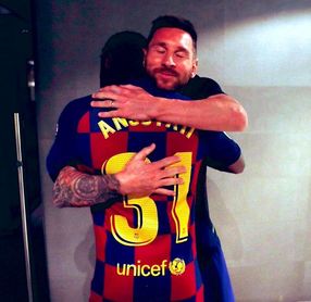 El abrazo de Messi con Ansu Fati al final del partido El abrazo de Messi con Ansu Fati al final del partido