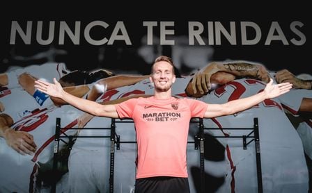 Luuk de Jong posa para ESTADIO Deportivo en la ciudad deportiva sevillista. Luuk de Jong posa para ESTADIO Deportivo en la ciudad deportiva sevillista.