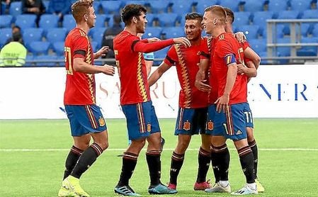 Los jugadores de la sub 21 celebran un gol de Olmo. Los jugadores de la sub 21 celebran un gol de Olmo.