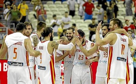 Los jugadores de la selección se felicitan tras ganar a Polonia. Los jugadores de la selección se felicitan tras ganar a Polonia.