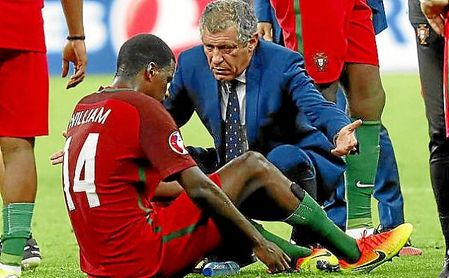 Fernando Santos conversa con Carvalho. Fernando Santos conversa con Carvalho.