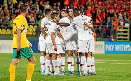 Carvalho redondeó anoche la goleada de Portugal ante Lituania. Carvalho redondeó anoche la goleada de Portugal ante Lituania.