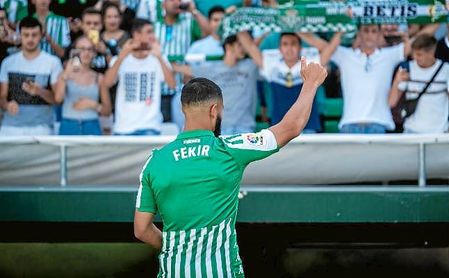 Fekir, durante su presentación con el Betis. Fekir, durante su presentación con el Betis.