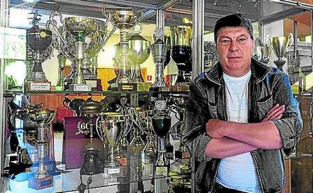 Rinat Dassaev posa en la ciudad deportiva del Spartak de Moscú Rinat Dassaev posa en la ciudad deportiva del Spartak de Moscú
