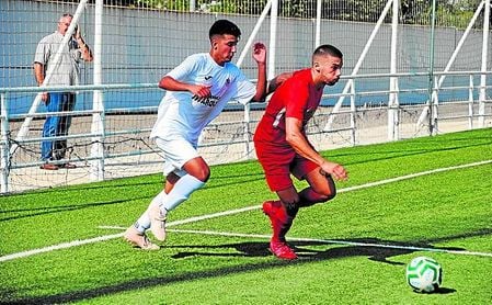 Ángel, autor del primer gol del 'Torre' y hombre más destacado del duelo, presiona al cañamero Ismael. Ángel, autor del primer gol del 'Torre' y hombre más destacado del duelo, presiona al cañamero Ismael.