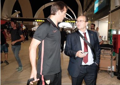 Lopetegui y Castro, antes de subir al avión. Lopetegui y Castro, antes de subir al avión.