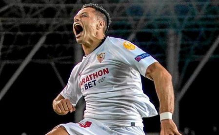 Javier Hernández celebró con rabia su primer gol con el Sevilla. Javier Hernández celebró con rabia su primer gol con el Sevilla.