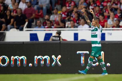 El uruguayo Brian Lozano anota dos goles y pone al Santos en el liderato El uruguayo Brian Lozano anota dos goles y pone al Santos en el liderato