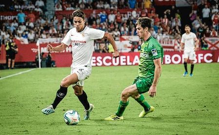 Óliver Torres conduce el balón en el partido ante la Real Sociedad. Óliver Torres conduce el balón en el partido ante la Real Sociedad.