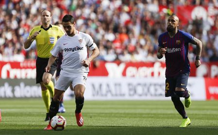 Mateu Lahoz observa cómo Ben Yedder se marcha de Vidal en la 18/19. Mateu Lahoz observa cómo Ben Yedder se marcha de Vidal en la 18/19.