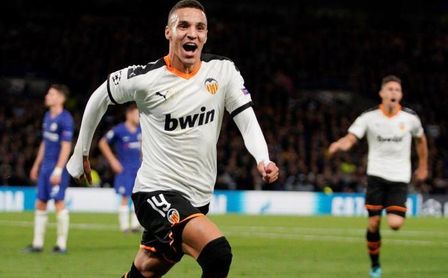 Rodrigo y Maxi en el ataque del Valencia, con Garay en la defensa Rodrigo y Maxi en el ataque del Valencia, con Garay en la defensa