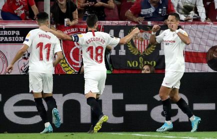Chicharito: "Contento porque mi gol ha ayudado a ganar los tres puntos" Chicharito: "Contento porque mi gol ha ayudado a ganar los tres puntos"