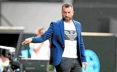 Diego Martínez tiene al Granada colocado en la segunda posición de LaLiga y puede asaltar el liderato en el Bernabéu. Diego Martínez tiene al Granada colocado en la segunda posición de LaLiga y puede asaltar el liderato en el Bernabéu.