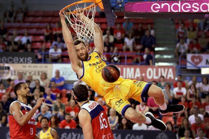 74-75 Gran Canaria logra la primera victoria contra un Manresa en desacierto 74-75 Gran Canaria logra la primera victoria contra un Manresa en desacierto