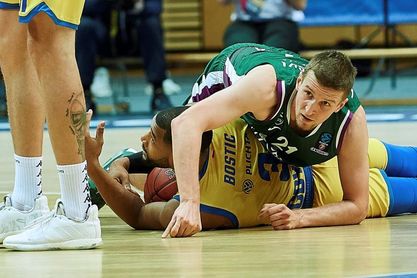 59-66. El Unicaja solventa un mal partido por la decisión de Thompson 59-66. El Unicaja solventa un mal partido por la decisión de Thompson