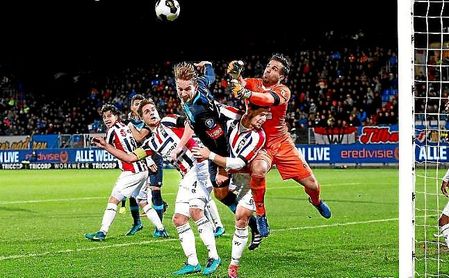 Fran Sol, bajo el portero, intenta defender una acción por alto con De Jong en un Willem II-PSV. Fran Sol, bajo el portero, intenta defender una acción por alto con De Jong en un Willem II-PSV.