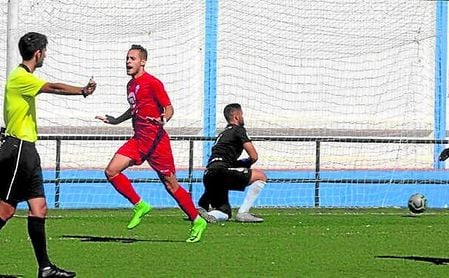 José Gordillo celebra su gol, de penalti, conseguido en Guadalcacín. José Gordillo celebra su gol, de penalti, conseguido en Guadalcacín.