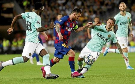 Messi sale de un regate en Champions Messi sale de un regate en Champions