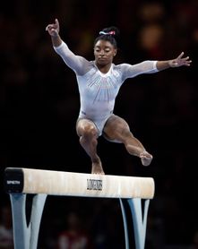 Simone Biles sella su quinto título mundial del concurso completo Simone Biles sella su quinto título mundial del concurso completo