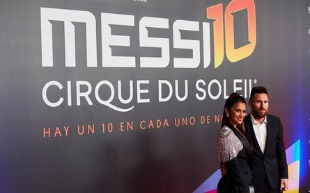 Messi aplaude a los artistas del Cirque du Soleil en el estreno de "Messi10" Messi aplaude a los artistas del Cirque du Soleil en el estreno de "Messi10"