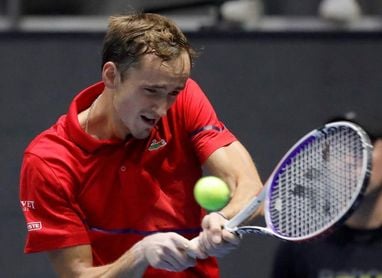 Medvedev se impone a Tsitsipas y llega a la final de ...