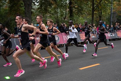 Eliud Kipchoge 'aluniza' en la historia del atletismo Eliud Kipchoge 'aluniza' en la historia del atletismo