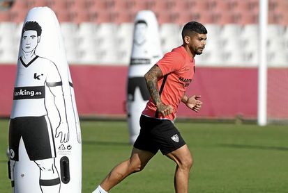 Banega, entrenándose con el Sevilla FC. Banega, entrenándose con el Sevilla FC.