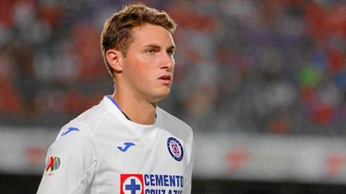 Santiago Giménez durante un encuentro con el Cruz Azul. Santiago Giménez durante un encuentro con el Cruz Azul.
