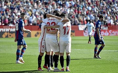 El Sevilla se dio un festín, tras acabar la primera parte 0-0. El Sevilla se dio un festín, tras acabar la primera parte 0-0.