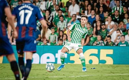 Álex Moreno, en el partido ante el Levante. Álex Moreno, en el partido ante el Levante.