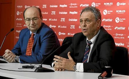 Joaquín Caparrós, en una comparecencia con el Sevilla. Joaquín Caparrós, en una comparecencia con el Sevilla.