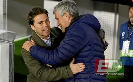 Rubi y Quique Setién se saludan en el Betis-Espanyol del pasado mes de abril. Rubi y Quique Setién se saludan en el Betis-Espanyol del pasado mes de abril.