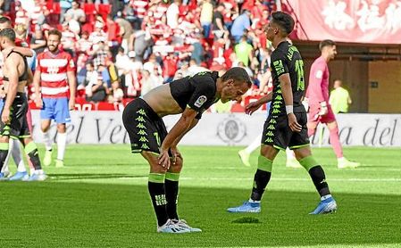 Canales, exhausto y cabizbajo tras la finalización del partido en Granada. Canales, exhausto y cabizbajo tras la finalización del partido en Granada.