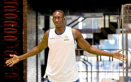 Mamadou en un entrenamiento con el Betis. Mamadou en un entrenamiento con el Betis.