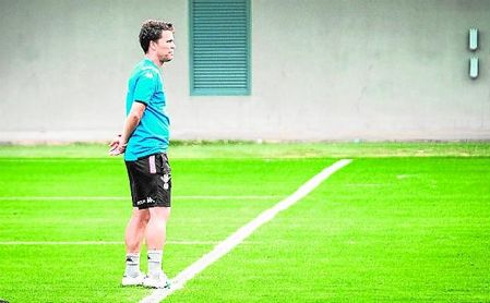 Rubi, pensativo y solo ayer durante el entrenamiento matinal celebrado en la Ciudad Deportiva Luis del Sol. Rubi, pensativo y solo ayer durante el entrenamiento matinal celebrado en la Ciudad Deportiva Luis del Sol.