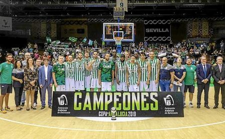 El Betis celebra la Copa Andalucía lograda ante el Unicaja, próximo rival liguero El Betis celebra la Copa Andalucía lograda ante el Unicaja, próximo rival liguero