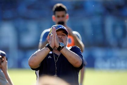 Maradona y jugador rival se desafían en partido que complica a Gimnasia Maradona y jugador rival se desafían en partido que complica a Gimnasia