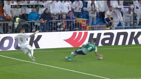 Momento en el que el balón centrado por Benzema impacta en el brazo de Feddal. Momento en el que el balón centrado por Benzema impacta en el brazo de Feddal.