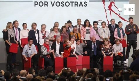 La RFEF homenajea a las futbolistas de ayer y de hoy La RFEF homenajea a las futbolistas de ayer y de hoy