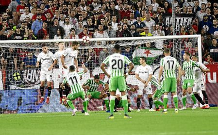 Tello ha participado en cuatro goles frente al Sevilla FC. Tello ha participado en cuatro goles frente al Sevilla FC.